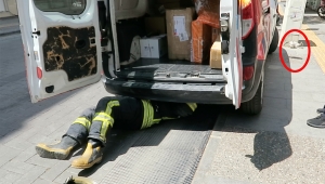 Araç içindeki yavru kediyi itfaiye kurtardı