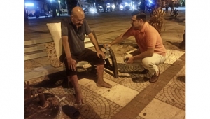 Belediyeden sokakta kalan vatandaşa yardım eli