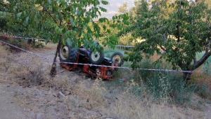 Devrilen traktörün sürücüsü öldü