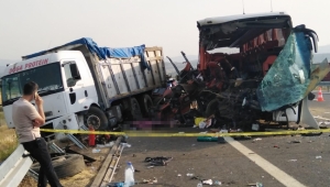 Soma'da yolcu otobüsü TIR'a çarptı: 6 ölü, 41 yaralı