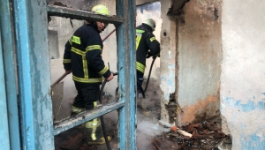 Boş binada çıkan yangın korkuttu