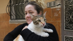 Bahçede mahsur kalan kedisine 5 gün sonra kavuştu