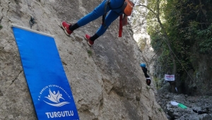 Gençlik Merkezi sporcularından kaya tırmanışı – ipli iniş etkinliği