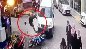 Hafif ticari araç ile motosikletin çarpıştığı kaza kamerada!