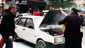Hareket halindeki araç alev aldı, yardıma esnaflar koştu