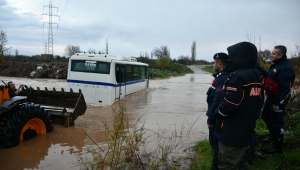 Debisi yükselen derede mahsur kalan midibüsteki 18 kişi, traktör ve dozerle kurtarıldı
