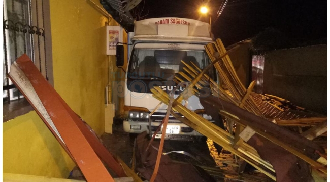 Gölmarmara'da şiddetli fırtına çatı uçurdu