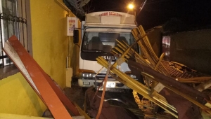 Gölmarmara'da şiddetli fırtına çatı uçurdu 