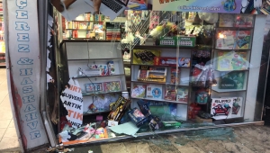 Hafif ticari araçla çarpışan kamyonet iş yerine çarptı