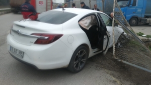 Otomobil kamyon garajının duvarına çarptı: 1 yaralı