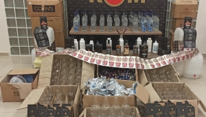 Satışa hazır halde 58 şişe farklı markalara ait sahte alkollü içki