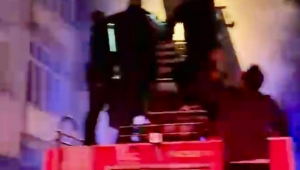Yangın çıkan dairede bulunan 2 kişiyi itfaiye kurtardı 