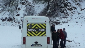 Baktırlı’da karda mahsur kalan öğrenci servisi kurtarıldı