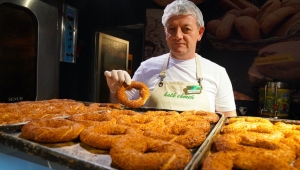 Çeşme Belediyesi Karakılçık buğdayından ürettiği Çeşme gevreğini sofralara taşıdı.