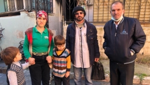 Yangında apartmanda mahsur kalan aileyi komşuları kurtardı