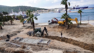 Cumhuriyet Meydanı denizle ve yeşille buluşuyor,