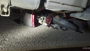 TIR'ın altında kalan genç motosikletli ağır yaralandı