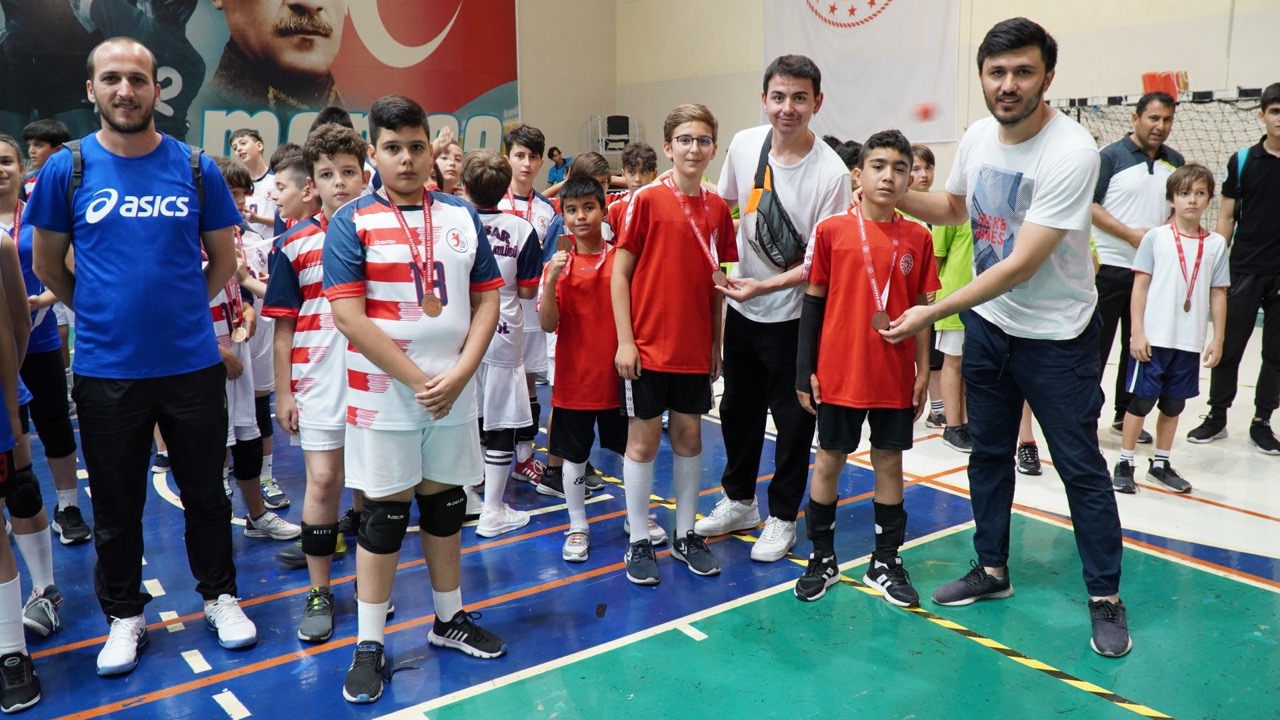 MANİSA’DA MİNİ VOLEYBOL COŞKUSU
