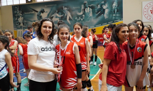 Manisa’da mini voleybol coşkusu