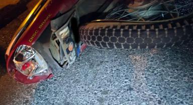 Hafif ticari aracın çarpıp kaçtığı motosikletli ağır yaralandı