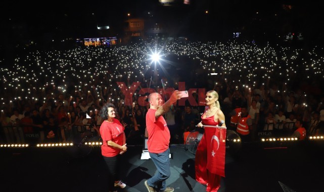 Turgutluda İrem Derici ile Zafer Bayramı konseri