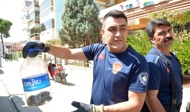 EVİN BAHÇESİNE GİREN YILANI İTFAİYE EKİPLERİ YAKALADI