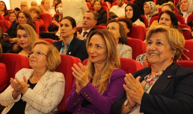 AK Partiden CHPye Katılan 200 Kadının Rozetini Nazlıaka Taktı