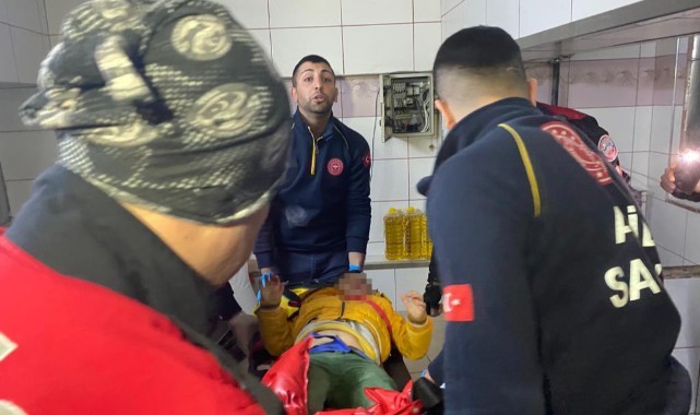 Asansöre ayağı sıkışan 3 yaşındaki çocuğu itfaiye kurtardı