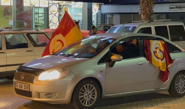 Galatasaray Taraftarı Şampiyonluğu Kutluyor