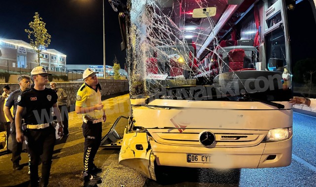 Turgutluda otobüs TIR ile çarpıştı 3 Yaralı