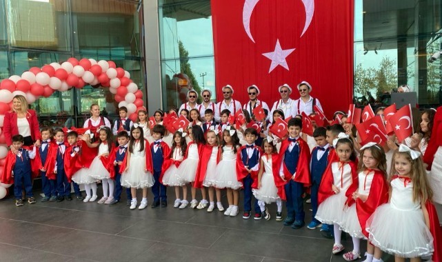 Özdilek Turgutlu’da Cumhuriyetimizin 100. yılı coşkusu
