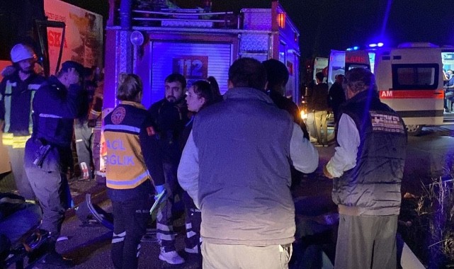 Servis minibüsü, TIR’a arkadan çarptı: 12 yaralı