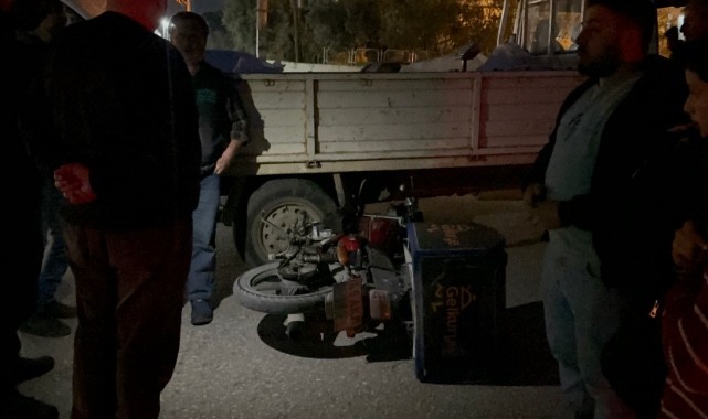 Kamyonetin altına giren motosikletli kurye yaralandı