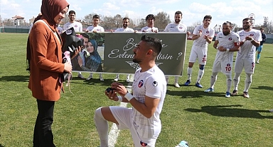 Turgutlulu futbolcudan sahada kız arkadaşına evlenme teklifi
