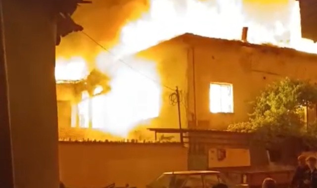 Turgutluda tarihi metruk binalar alev alev yandı