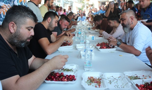 10 dakikada 2 kilo 450 gram kiraz yedi, birinci oldu