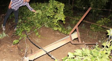 Fırtına minarenin külahını uçurdu, dolu üzüm bağlarını vurdu