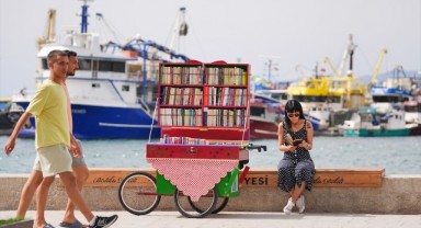 Seyyar tezgahıyla sokakları arşınlayan kadın okuma tutkusunu paylaşıyor