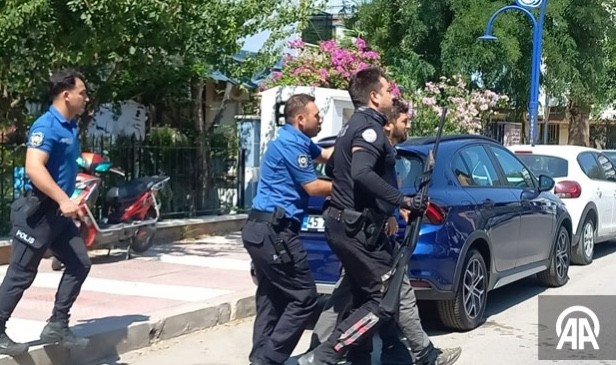 Manisada sokaktaki silahlı kavgada balkondaki kadın vurularak yaralandı