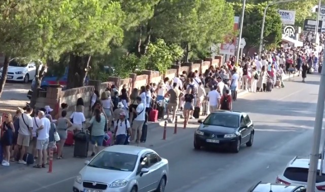 Midilli Adasına gitmek isteyen tatilciler yoğunluk oluşturdu