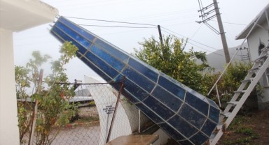 Ödemişte şiddetli rüzgar cami minaresinin külahını devirdi