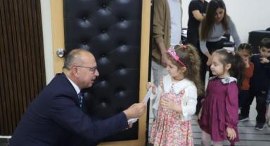 Turgutlu Belediye Başkanı Çetin Akın, haftanın son mesai gününde belediye personeliyle bayramlaştı.