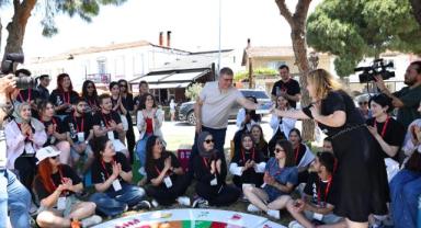 Başkan Tugay ve Başkan Denizli, Çeşme’de genç tasarımcılarla buluştu