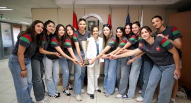 Voleybol ve yüzmede Karşıyaka rüzgarı esti