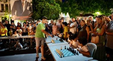 11. Çeşme Uluslararası Açık Satranç Turnuvası'nda Simultane Gösteri yoğun ilgi gördü!