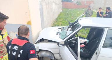 Otomobil evin duvarına çarptı: Baba ve oğlu yaralandı