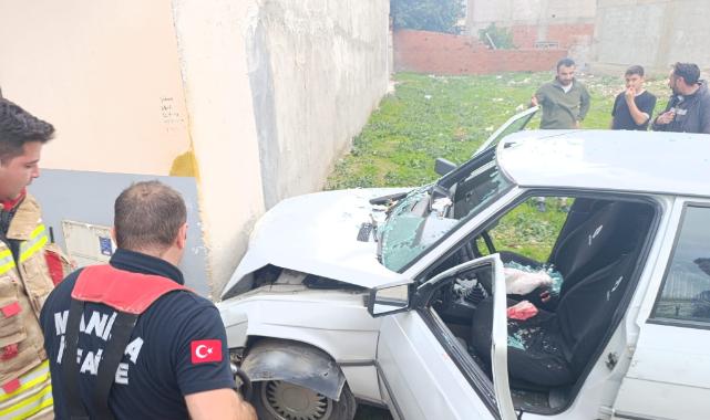 Otomobil evin duvarına çarptı: Baba ve oğlu yaralandı