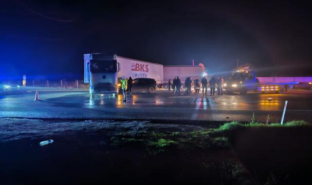 İzmir-Ankara Karayolu'nda kaza: Otomobil ile TIR çarpıştı!