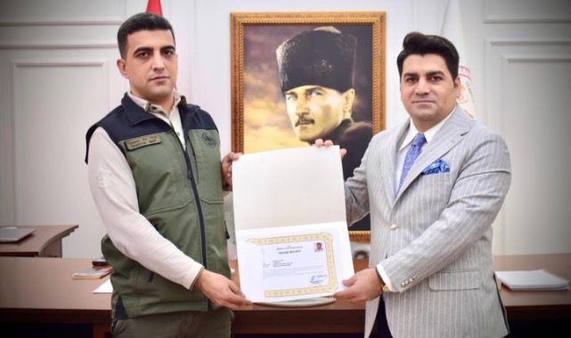 Kaymakamdan Ahmetli Orman İşletme Şefi Hasan Ali Yer’e Başarı Belgesi