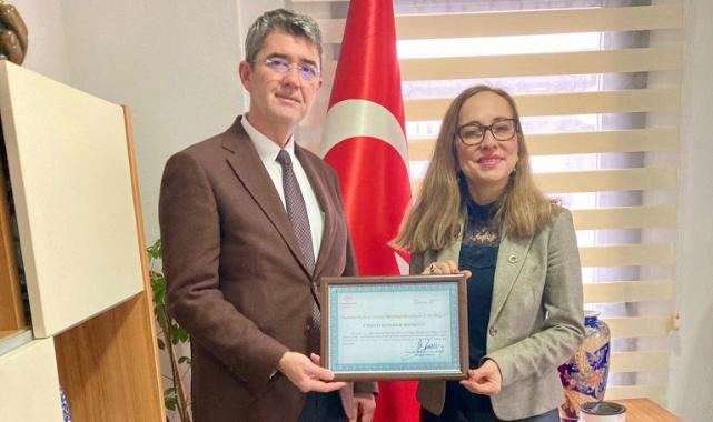 Turgutlu İlçe Sağlık Müdürlüğü’ne “Beslenme ve Fiziksel Aktiviteyi Destekleyen İş Yeri” Belgesi